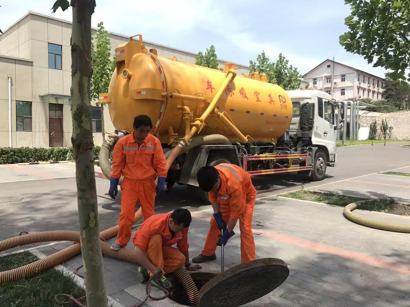 阳高管道疏通车停在窨井附近