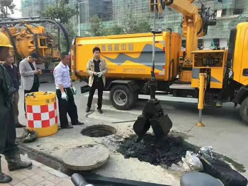 阳高街道：网格员化身“清道夫”，为民解忧疏通“堵心”化粪池