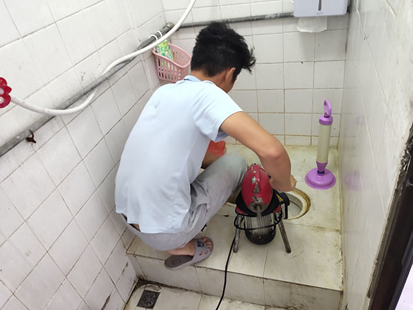 阳高肥皂掉到马桶里把马桶堵住了怎么办？马桶堵住了怎么办