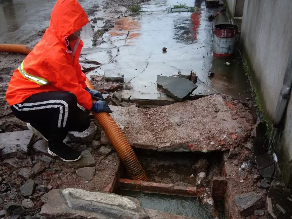 阳高专业清理污水池 炜誉市政以规范流程守护城市 “肠道”